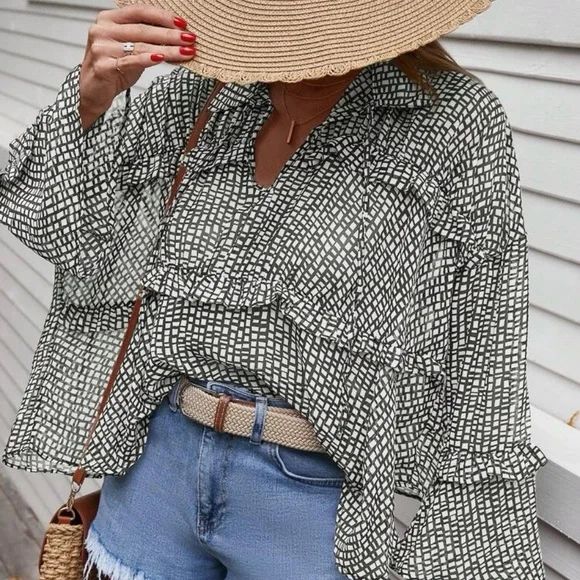 Stylish Black and White Women's Top - Picture 5 of 6